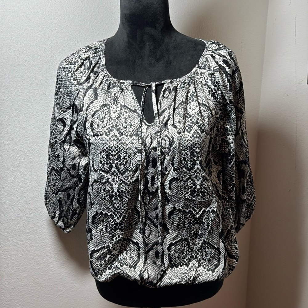 Ellen Tracy snake print split collar ties elastic waist 3/4 sleeves top blouse M